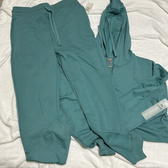 Track Suit - soft and comfy Crop top jacket - Picture 3 of 4